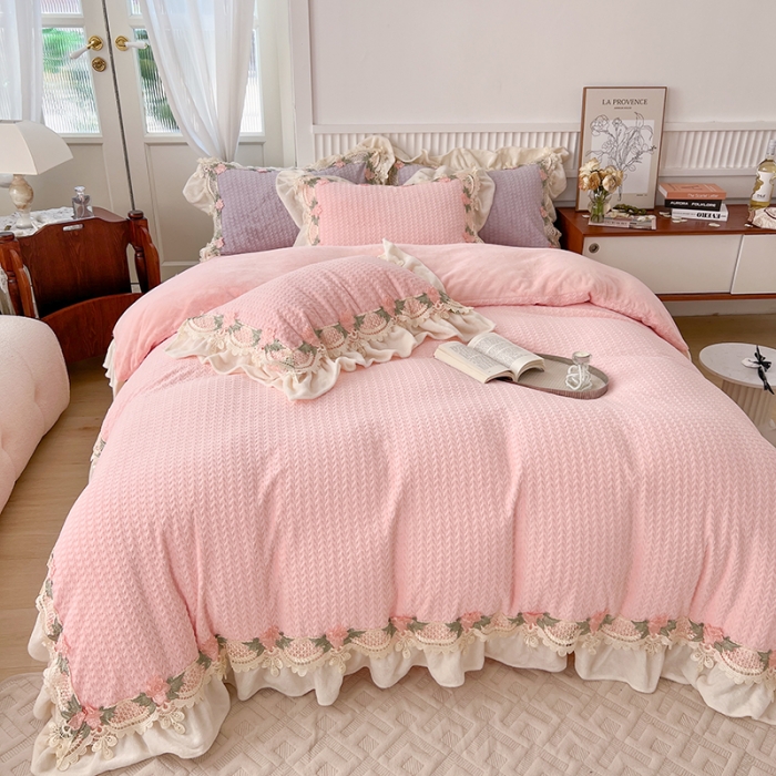 91家纺网 家纺一手货源 找家纺 总玛奇朵 高定蕾丝边全消光云芙暖绒四件套-唯 一（场景1）