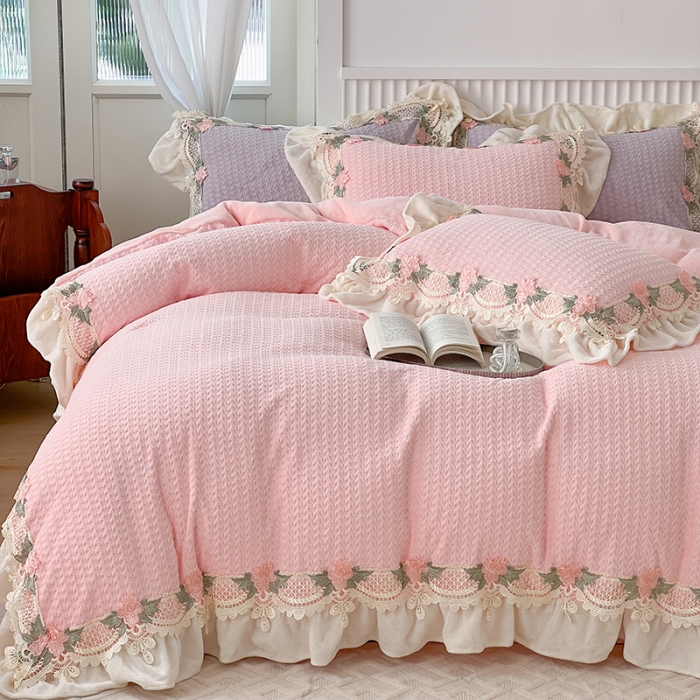 91家纺网 家纺一手货源 找家纺 总玛奇朵 高定蕾丝边全消光云芙暖绒四件套-唯 一（场景1）