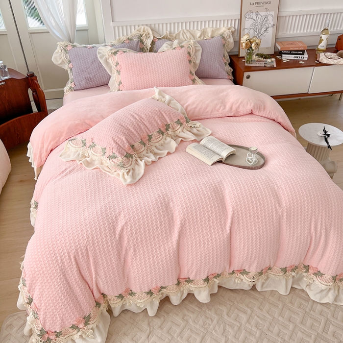 91家纺网 家纺一手货源 找家纺 总玛奇朵 高定蕾丝边全消光云芙暖绒四件套-唯 一（场景1）