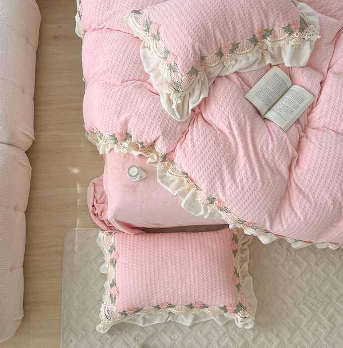 91家纺网 家纺一手货源 找家纺 总玛奇朵 高定蕾丝边全消光云芙暖绒四件套-唯 一（场景1）