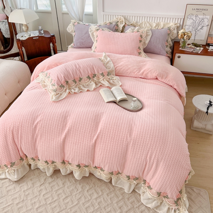 91家纺网 家纺一手货源 找家纺 总玛奇朵 高定蕾丝边全消光云芙暖绒四件套-唯 一（场景1）