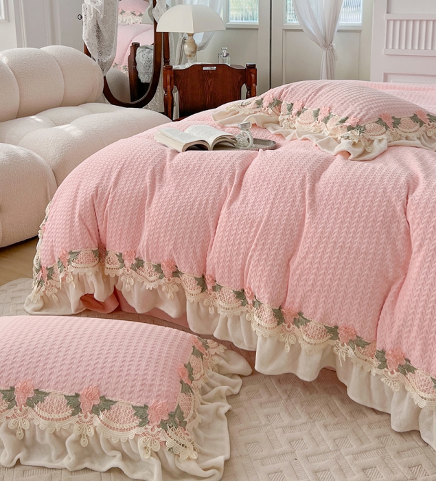 91家纺网 家纺一手货源 找家纺 总玛奇朵 高定蕾丝边全消光云芙暖绒四件套-唯 一（场景1）