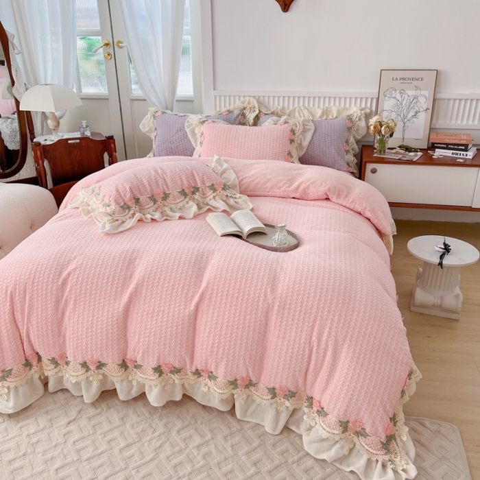 91家纺网 家纺一手货源 找家纺 玛奇朵 高定蕾丝边全消光云芙暖绒四件套-唯 一（场景1） 唯一（粉）