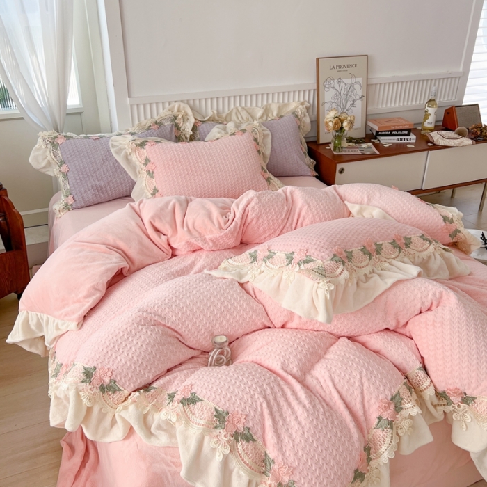 91家纺网 家纺一手货源 找家纺 玛奇朵 高定蕾丝边全消光云芙暖绒四件套-唯 一（场景1） 唯一（粉）
