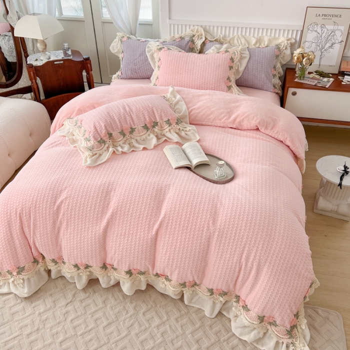 91家纺网 家纺一手货源 找家纺 玛奇朵 高定蕾丝边全消光云芙暖绒四件套-唯 一（场景1） 唯一（粉）