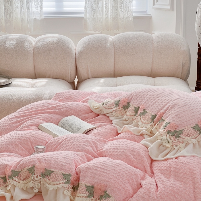 91家纺网 家纺一手货源 找家纺 玛奇朵 高定蕾丝边全消光云芙暖绒四件套-唯 一（场景1） 唯一（粉）