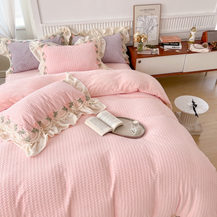 91家纺网 家纺一手货源 找家纺 玛奇朵 高定蕾丝边全消光云芙暖绒四件套-唯 一（场景1） 唯一（粉）