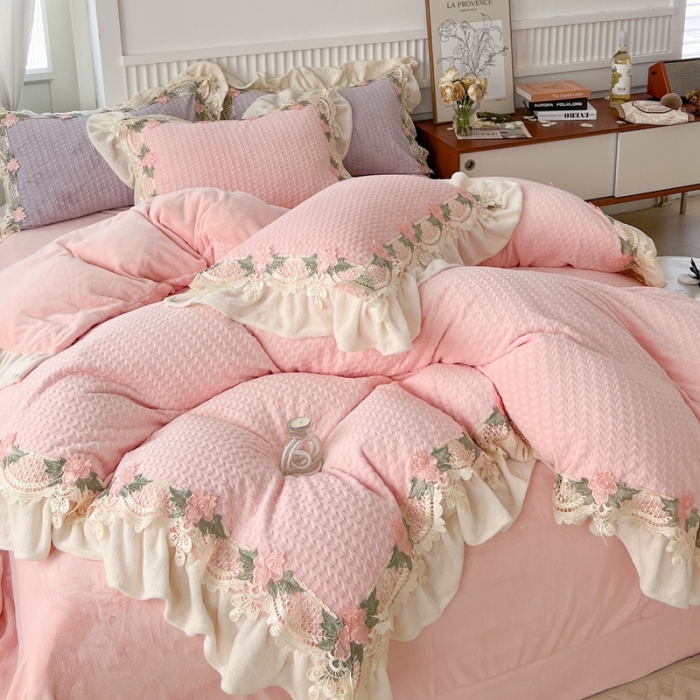 91家纺网 家纺一手货源 找家纺 玛奇朵 高定蕾丝边全消光云芙暖绒四件套-唯 一（场景1） 唯一（粉）