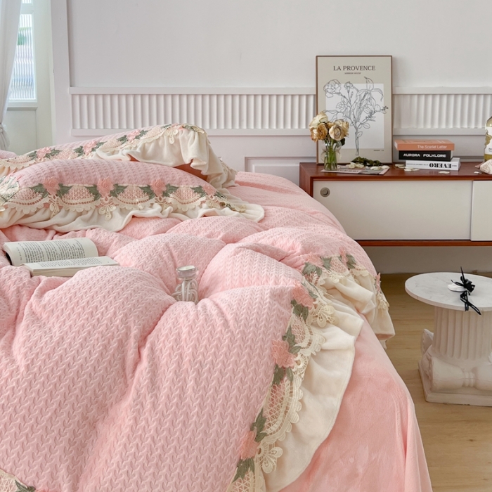 91家纺网 家纺一手货源 找家纺 玛奇朵 高定蕾丝边全消光云芙暖绒四件套-唯 一（场景1） 唯一（粉）