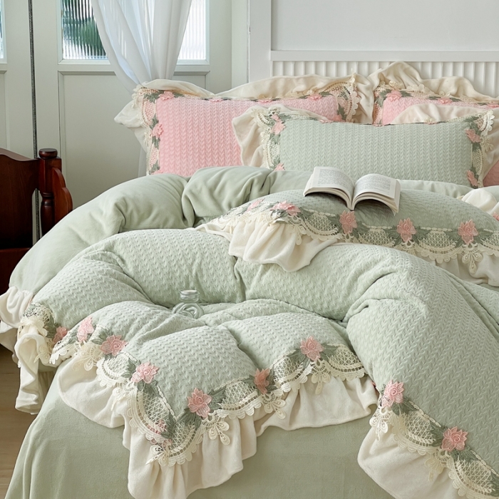 91家纺网 家纺一手货源 找家纺 玛奇朵 高定蕾丝边全消光云芙暖绒四件套-唯 一（场景1） 唯一(绿）