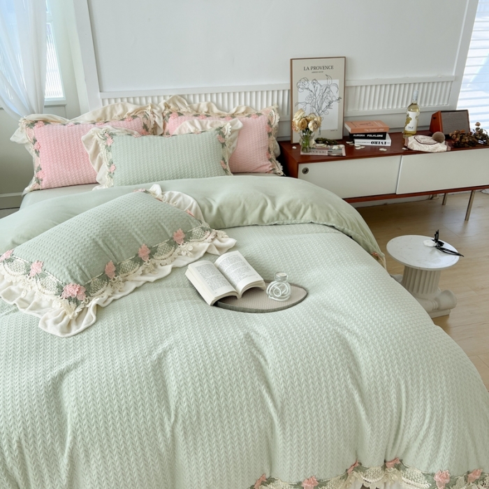 91家纺网 家纺一手货源 找家纺 玛奇朵 高定蕾丝边全消光云芙暖绒四件套-唯 一（场景1） 唯一(绿）