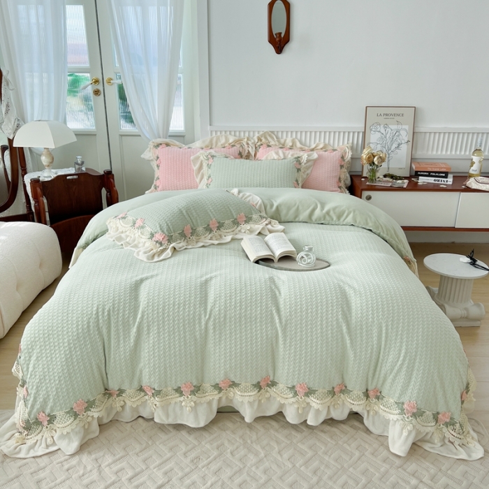 91家纺网 家纺一手货源 找家纺 玛奇朵 高定蕾丝边全消光云芙暖绒四件套-唯 一（场景1） 唯一(绿）