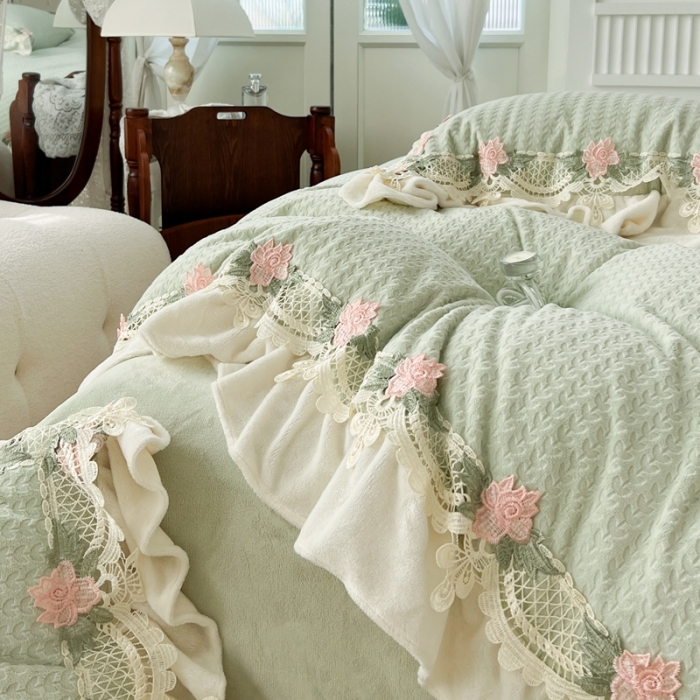 91家纺网 家纺一手货源 找家纺 玛奇朵 高定蕾丝边全消光云芙暖绒四件套-唯 一（场景1） 唯一(绿）