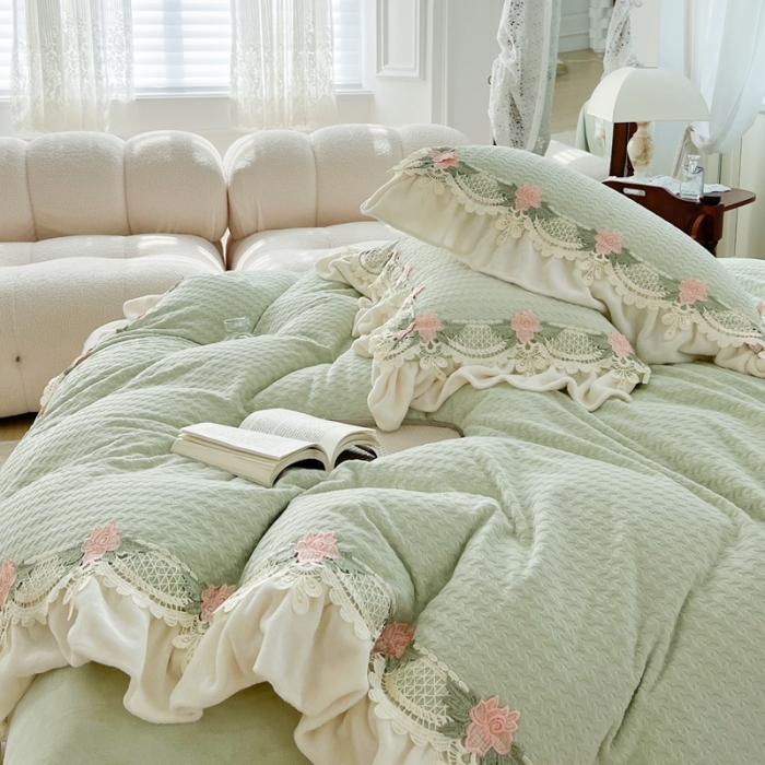 91家纺网 家纺一手货源 找家纺 玛奇朵 高定蕾丝边全消光云芙暖绒四件套-唯 一（场景1） 唯一(绿）