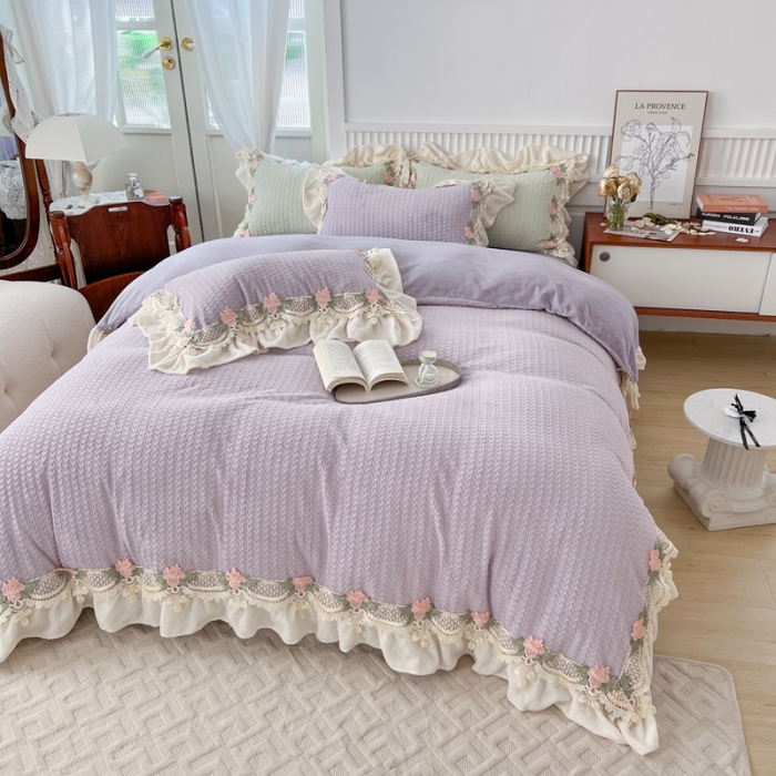 91家纺网 家纺一手货源 找家纺 玛奇朵 高定蕾丝边全消光云芙暖绒四件套-唯 一（场景1） 唯一（紫)