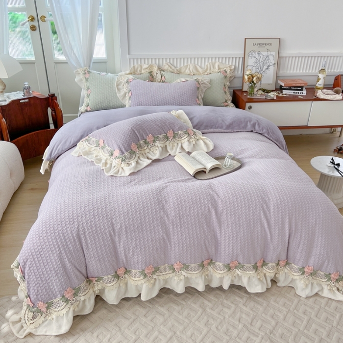 91家纺网 家纺一手货源 找家纺 玛奇朵 高定蕾丝边全消光云芙暖绒四件套-唯 一（场景1） 唯一（紫)