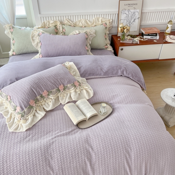 91家纺网 家纺一手货源 找家纺 玛奇朵 高定蕾丝边全消光云芙暖绒四件套-唯 一（场景1） 唯一（紫)