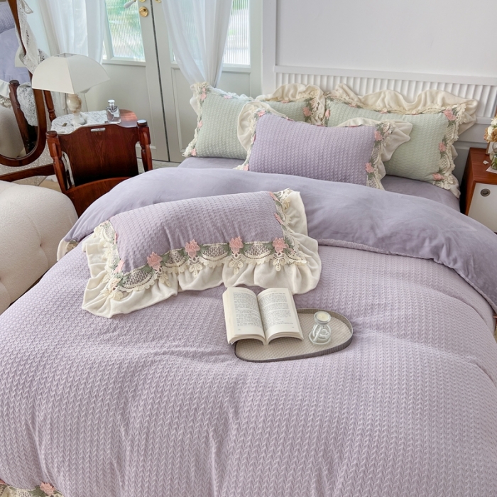 91家纺网 家纺一手货源 找家纺 玛奇朵 高定蕾丝边全消光云芙暖绒四件套-唯 一（场景1） 唯一（紫)
