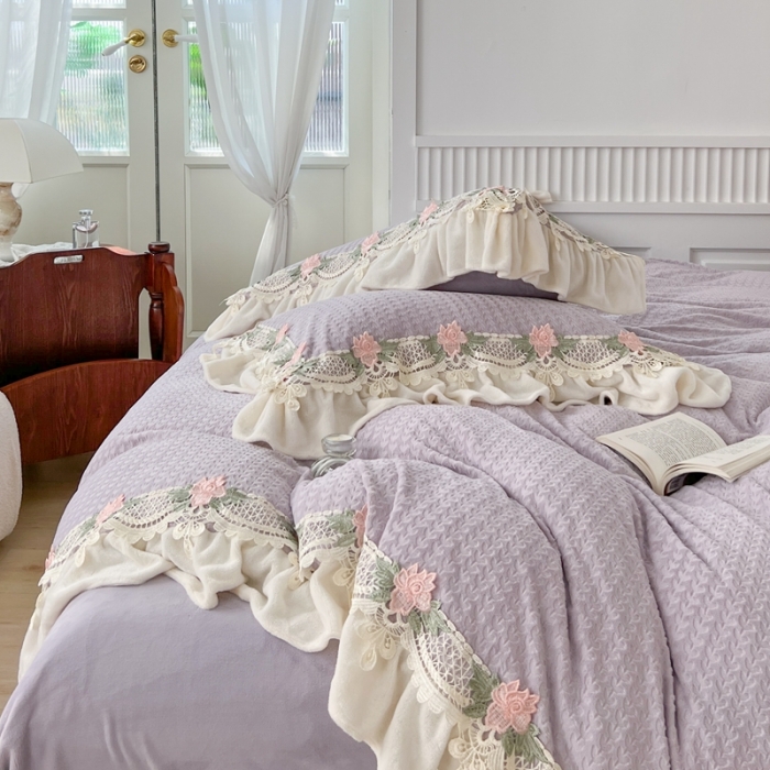 91家纺网 家纺一手货源 找家纺 玛奇朵 高定蕾丝边全消光云芙暖绒四件套-唯 一（场景1） 唯一（紫)