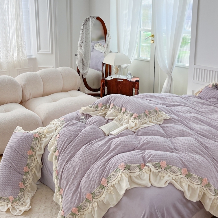 91家纺网 家纺一手货源 找家纺 玛奇朵 高定蕾丝边全消光云芙暖绒四件套-唯 一（场景1） 唯一（紫)