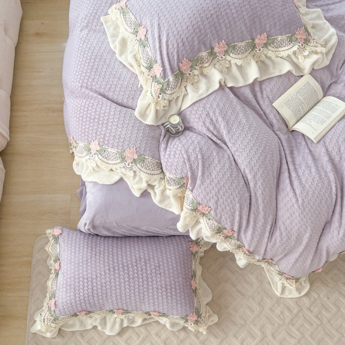 91家纺网 家纺一手货源 找家纺 玛奇朵 高定蕾丝边全消光云芙暖绒四件套-唯 一（场景1） 唯一（紫)