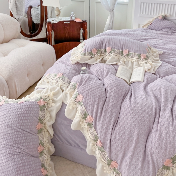 91家纺网 家纺一手货源 找家纺 玛奇朵 高定蕾丝边全消光云芙暖绒四件套-唯 一（场景1） 唯一（紫)