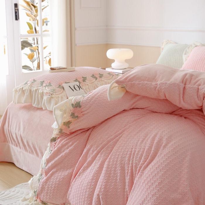 91家纺网 家纺一手货源 找家纺 总玛奇朵 高定蕾丝边全消光云芙暖绒四件套-唯 一（场景2）