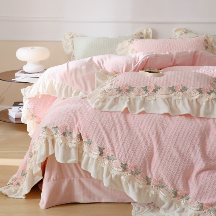 91家纺网 家纺一手货源 找家纺 总玛奇朵 高定蕾丝边全消光云芙暖绒四件套-唯 一（场景2）