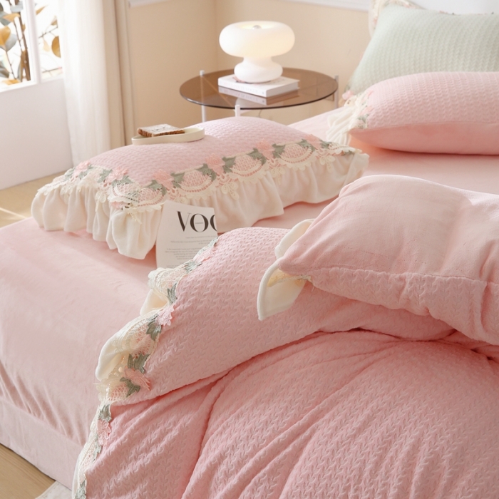 91家纺网 家纺一手货源 找家纺 总玛奇朵 高定蕾丝边全消光云芙暖绒四件套-唯 一（场景2）