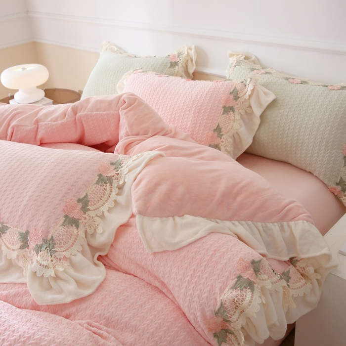 91家纺网 家纺一手货源 找家纺 总玛奇朵 高定蕾丝边全消光云芙暖绒四件套-唯 一（场景2）