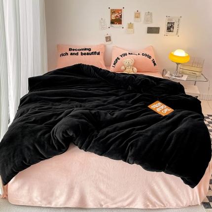 91家纺网 家纺一手货源 找家纺 山茶家纺2022新款牛奶绒系列四件套 遇见 遇见-黑拼粉