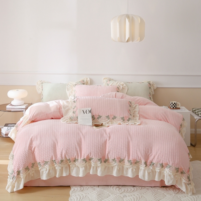91家纺网 家纺一手货源 找家纺 玛奇朵 高定蕾丝边全消光云芙暖绒四件套-唯 一（场景2） 唯一-粉
