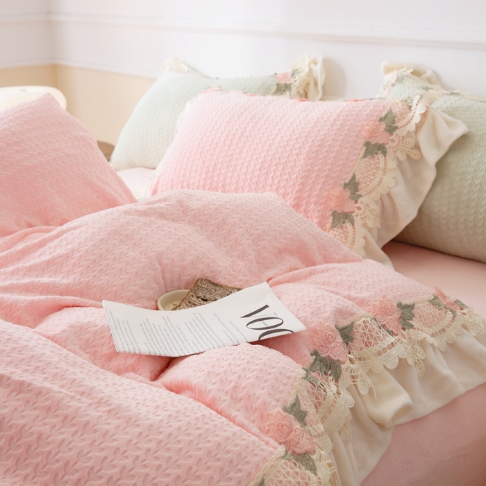 91家纺网 家纺一手货源 找家纺 玛奇朵 高定蕾丝边全消光云芙暖绒四件套-唯 一（场景2） 唯一-粉