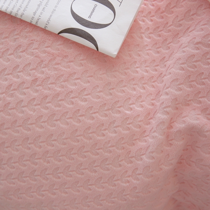 91家纺网 家纺一手货源 找家纺 玛奇朵 高定蕾丝边全消光云芙暖绒四件套-唯 一（场景2） 唯一-粉