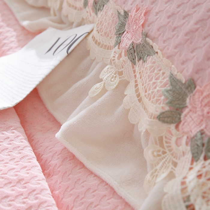 91家纺网 家纺一手货源 找家纺 玛奇朵 高定蕾丝边全消光云芙暖绒四件套-唯 一（场景2） 唯一-粉