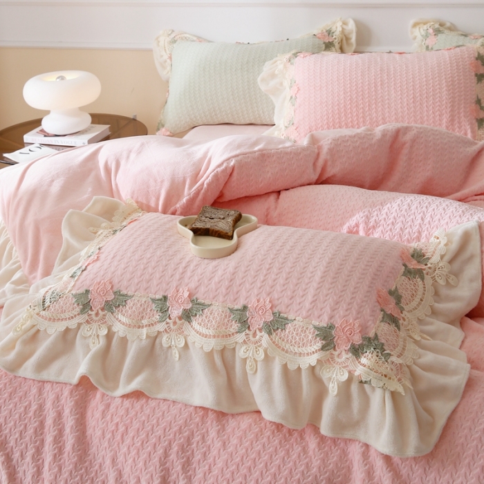 91家纺网 家纺一手货源 找家纺 玛奇朵 高定蕾丝边全消光云芙暖绒四件套-唯 一（场景2） 唯一-粉