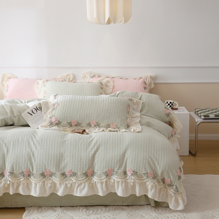 91家纺网 家纺一手货源 找家纺 玛奇朵 高定蕾丝边全消光云芙暖绒四件套-唯 一（场景2） 唯一-绿