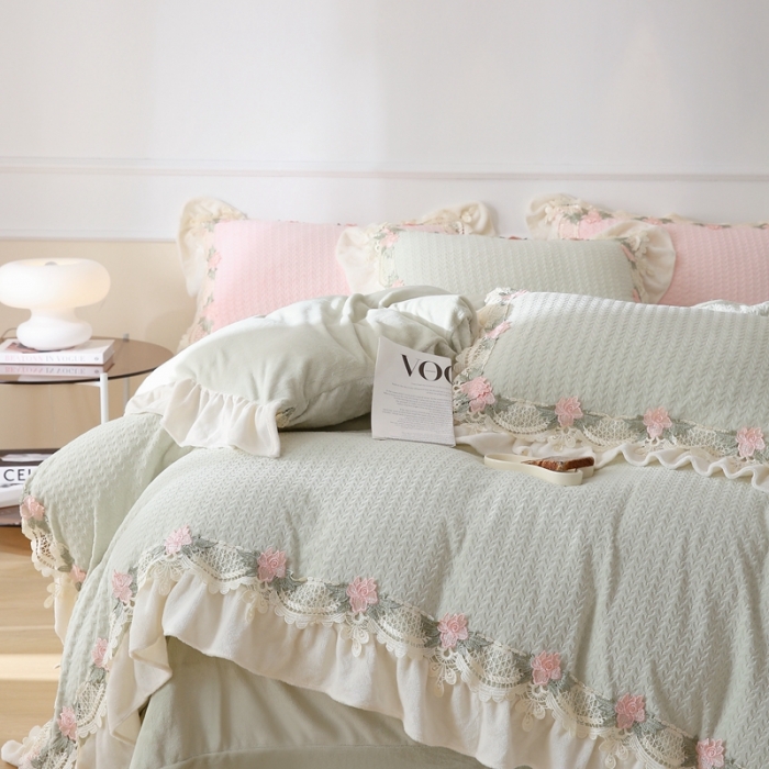 91家纺网 家纺一手货源 找家纺 玛奇朵 高定蕾丝边全消光云芙暖绒四件套-唯 一（场景2） 唯一-绿