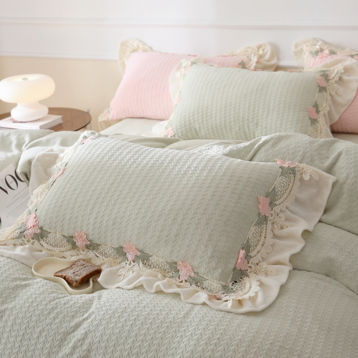 91家纺网 家纺一手货源 找家纺 玛奇朵 高定蕾丝边全消光云芙暖绒四件套-唯 一（场景2） 唯一-绿