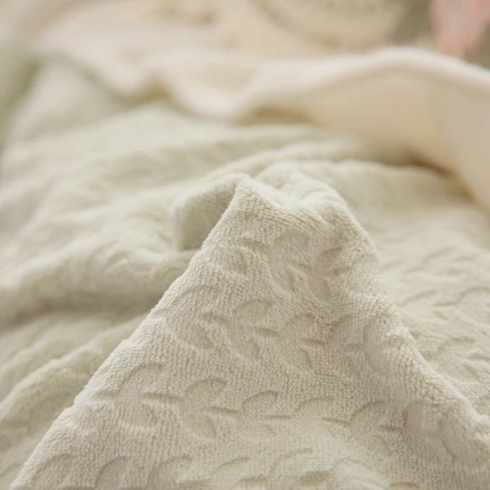 91家纺网 家纺一手货源 找家纺 玛奇朵 高定蕾丝边全消光云芙暖绒四件套-唯 一（场景2） 唯一-绿