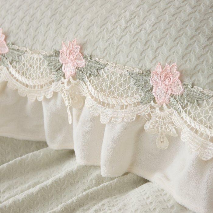 91家纺网 家纺一手货源 找家纺 玛奇朵 高定蕾丝边全消光云芙暖绒四件套-唯 一（场景2） 唯一-绿