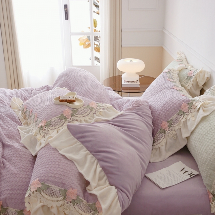 91家纺网 家纺一手货源 找家纺 玛奇朵 高定蕾丝边全消光云芙暖绒四件套-唯 一（场景2） 唯一（紫）