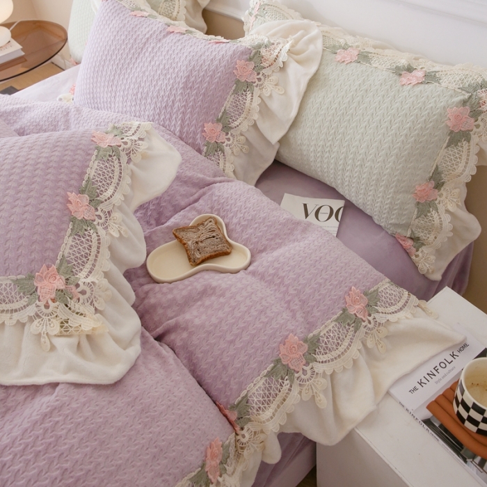 91家纺网 家纺一手货源 找家纺 玛奇朵 高定蕾丝边全消光云芙暖绒四件套-唯 一（场景2） 唯一（紫）