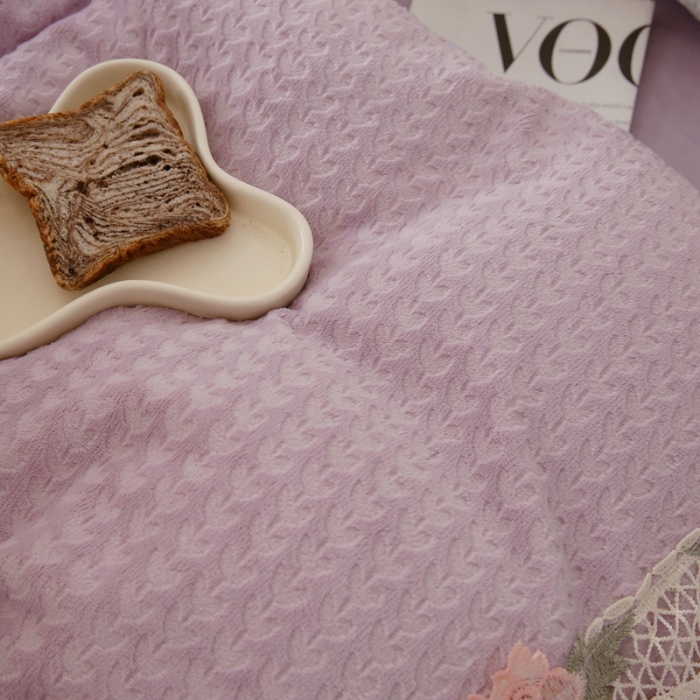 91家纺网 家纺一手货源 找家纺 玛奇朵 高定蕾丝边全消光云芙暖绒四件套-唯 一（场景2） 唯一（紫）