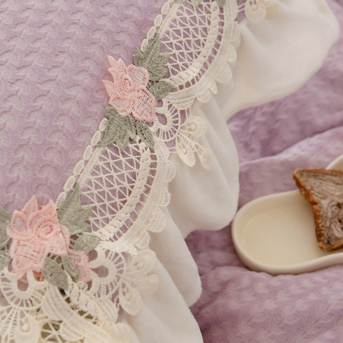 91家纺网 家纺一手货源 找家纺 玛奇朵 高定蕾丝边全消光云芙暖绒四件套-唯 一（场景2） 唯一（紫）