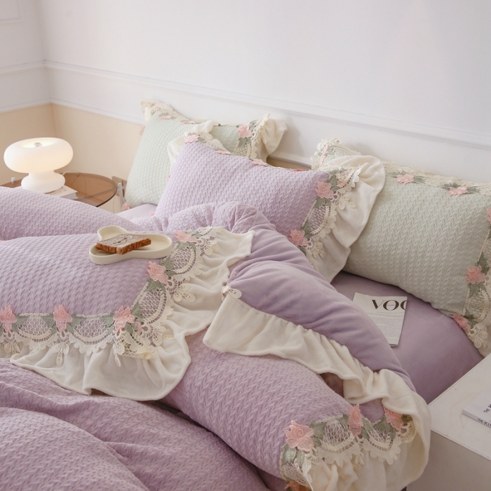 91家纺网 家纺一手货源 找家纺 玛奇朵 高定蕾丝边全消光云芙暖绒四件套-唯 一（场景2） 唯一（紫）
