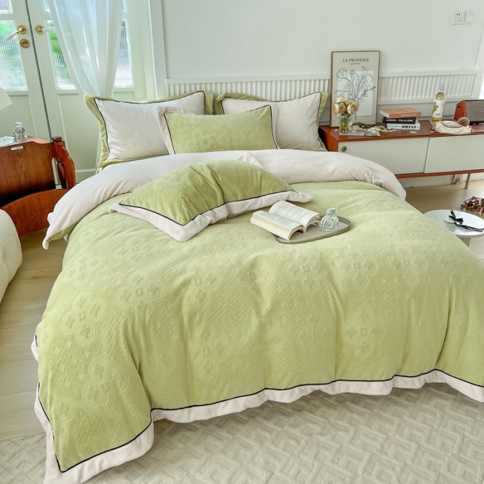 91家纺网 家纺一手货源 找家纺 总玛奇朵 2022新款全消光云芙雕花绒四件套-西雅图-场景1