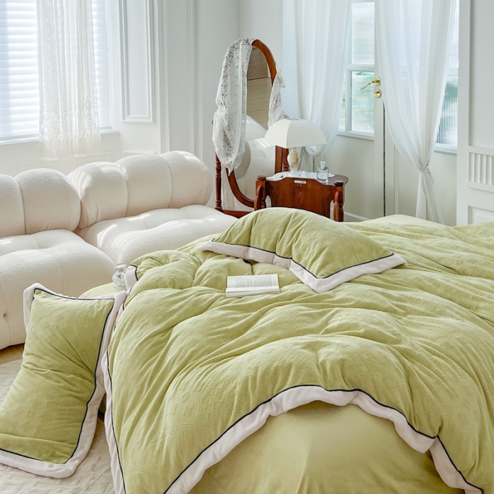 91家纺网 家纺一手货源 找家纺 总玛奇朵 2022新款全消光云芙雕花绒四件套-西雅图-场景1