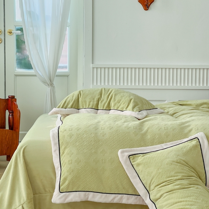 91家纺网 家纺一手货源 找家纺 总玛奇朵 2022新款全消光云芙雕花绒四件套-西雅图-场景1