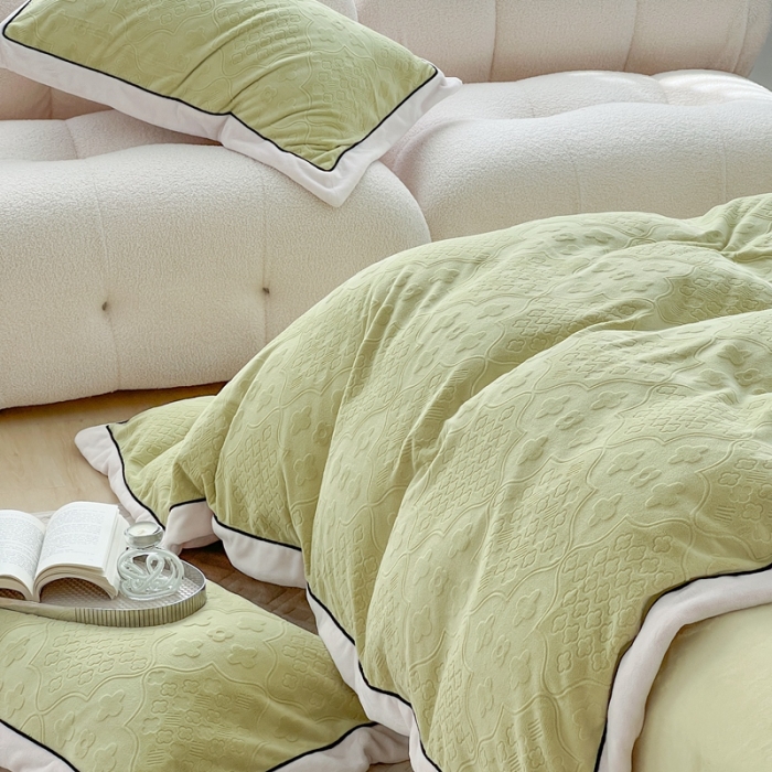 91家纺网 家纺一手货源 找家纺 总玛奇朵 2022新款全消光云芙雕花绒四件套-西雅图-场景1